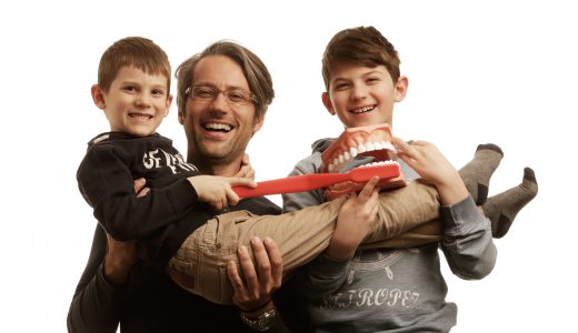 [:hu]Családi fogasok[:en]Smile runs in the family[:de]Lächeln läuft in der Familie[:]